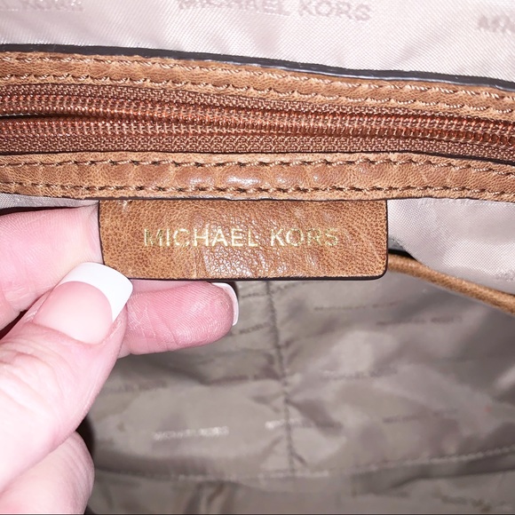 MICHAEL KORS Acorn Leather Uptown Astor Satchel with Gold Hardware - Picture 3 of 9